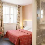 Logis Restaurant Le Dauphin Et Le Du Prieure Hotel