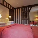 Hotel Logis Restaurant Le Dauphin Et Le Du Prieure 3*