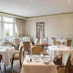Logis Restaurant Le Dauphin Et Le Du Prieure ホテル
