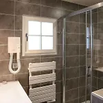 Hotel Logis Restaurant Le Dauphin Et Le Du Prieure 3*