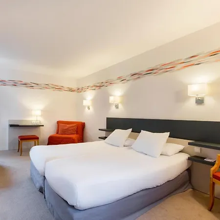 Logis Restaurant Le Dauphin Et Le Du Prieure Готель