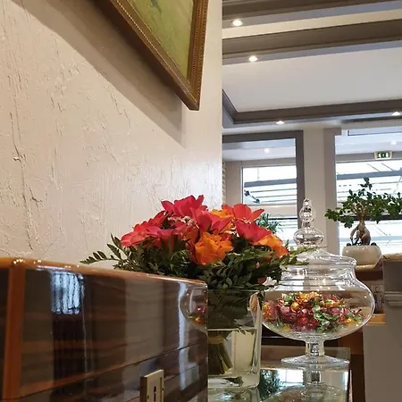 Logis Restaurant Le Dauphin Et Le Du Prieure מלון קאין
