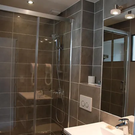 Готель Logis Restaurant Le Dauphin Et Le Du Prieure Кан