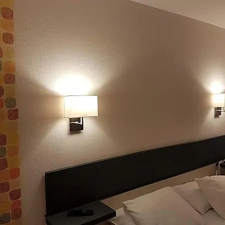 מלון Logis Restaurant Le Dauphin Et Le Du Prieure