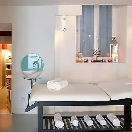 Logis Restaurant Le Dauphin Et Le Du Prieure מלון
