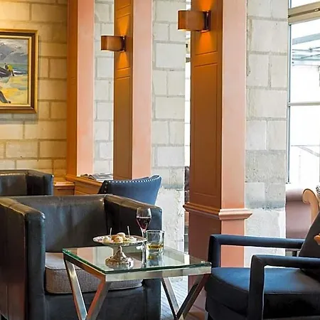 מלון Logis Restaurant Le Dauphin Et Le Du Prieure 3*
