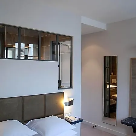 Logis Restaurant Le Dauphin Et Le Du Prieure מלון