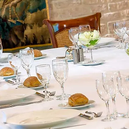 Logis Restaurant Le Dauphin Et Le Du Prieure מלון קאין