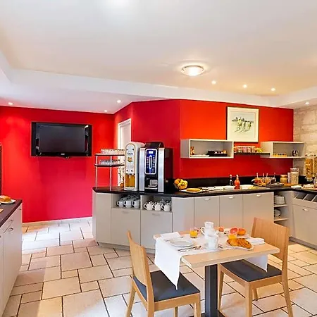 Logis Restaurant Le Dauphin Et Le Du Prieure מלון