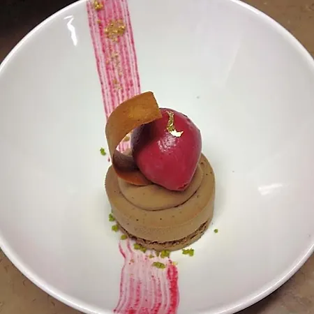 Logis Restaurant Le Dauphin Et Le Du Prieure מלון
