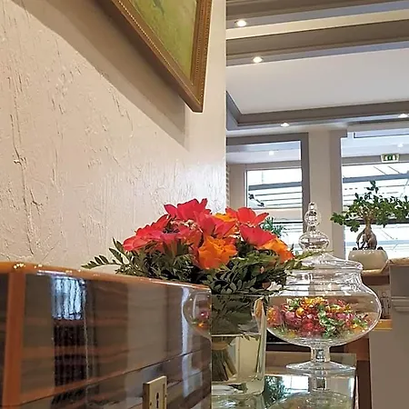 Logis Restaurant Le Dauphin Et Le Du Prieure מלון 3*