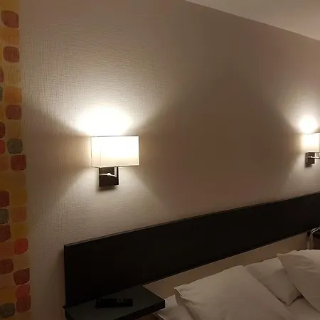 מלון Logis Restaurant Le Dauphin Et Le Du Prieure