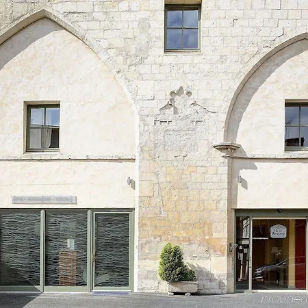 Hotell Restaurant Le Dauphin Et Le Du Prieure 3*