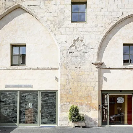 Otel Logis Restaurant Le Dauphin Et Le Du Prieure 3*