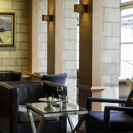 Restaurant Le Dauphin Et Le Du Prieuré