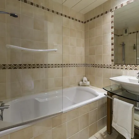 Restaurant Le Dauphin Et Le Du Prieuré 3*