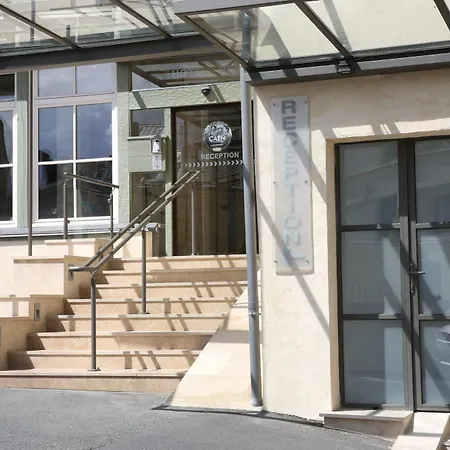 מלון Logis Restaurant Le Dauphin Et Le Du Prieure 3*