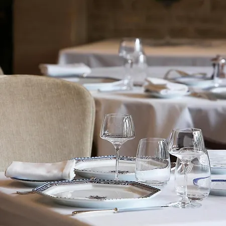 Готель Logis Restaurant Le Dauphin Et Le Du Prieure