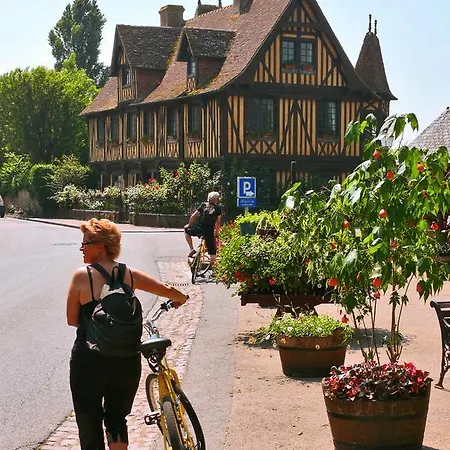 Logis Restaurant Le Dauphin Et Le Du Prieure מלון קאין