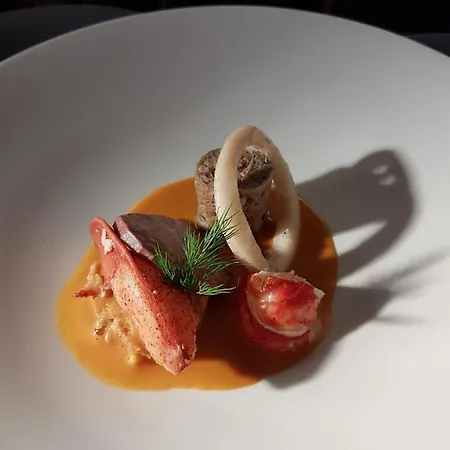 Logis Restaurant Le Dauphin Et Le Du Prieure מלון 3*
