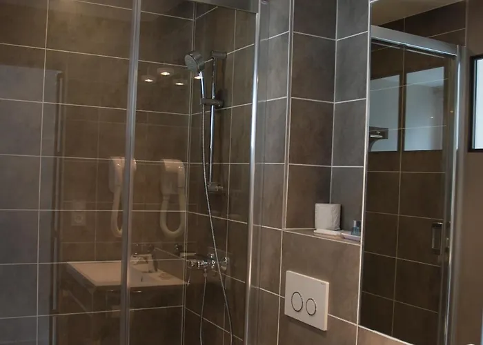 Otel Logis Restaurant Le Dauphin Et Le Du Prieure Caen