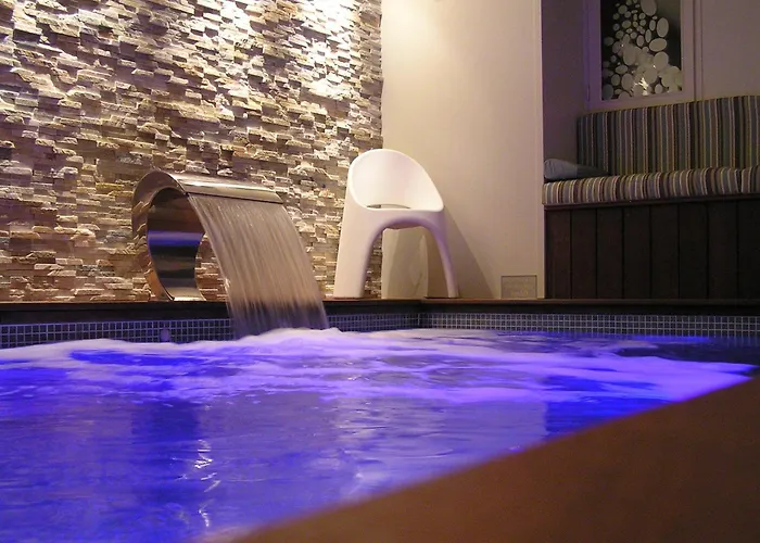 Otel Logis Restaurant Le Dauphin Et Le Du Prieure Caen