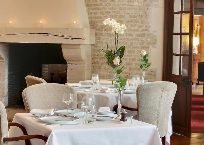 Logis Restaurant Le Dauphin Et Le Du Prieure Otel 3*