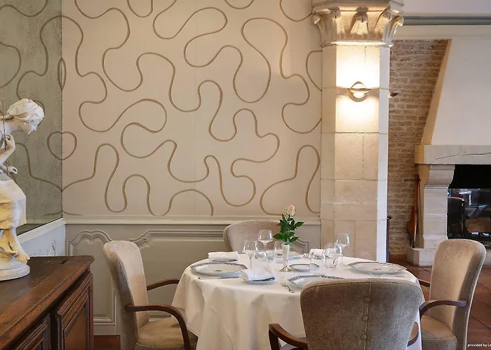 Logis Restaurant Le Dauphin Et Le Du Prieure Otel Caen