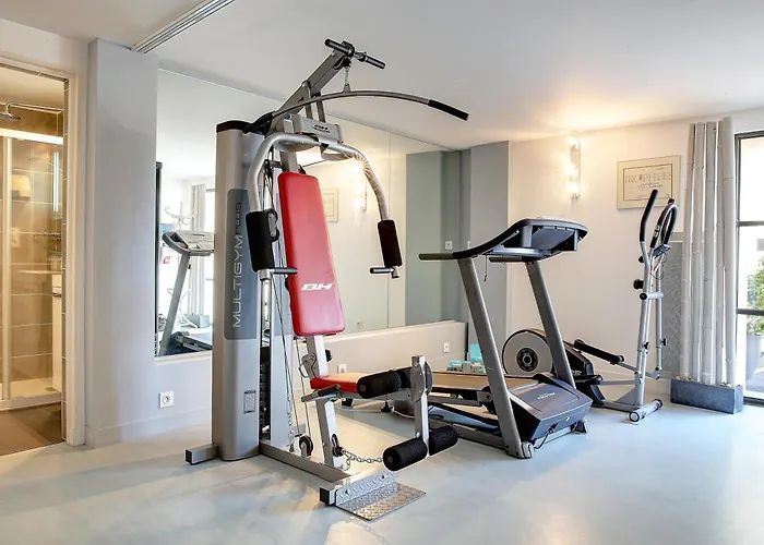 Otel Logis Restaurant Le Dauphin Et Le Du Prieure