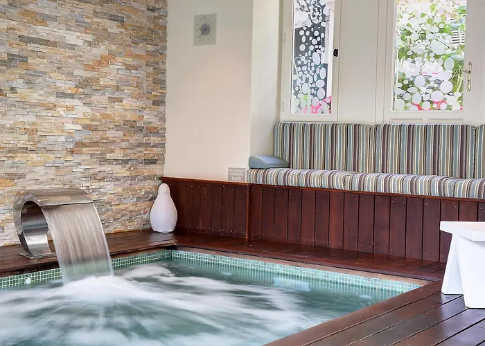 Logis Restaurant Le Dauphin Et Le Du Prieure 3*