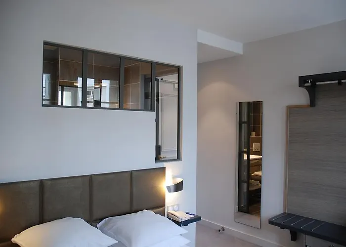 Logis Restaurant Le Dauphin Et Le Du Prieure Otel Caen