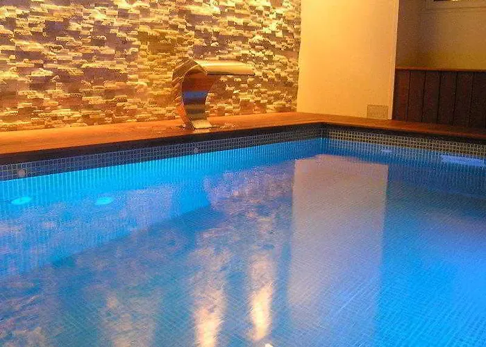 Otel Logis Restaurant Le Dauphin Et Le Du Prieure 3*