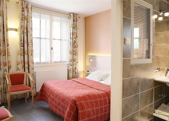 Logis Restaurant Le Dauphin Et Le Du Prieure Otel