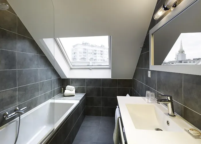 Otel Logis Restaurant Le Dauphin Et Le Du Prieure Caen