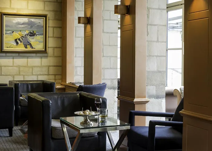 Logis Restaurant Le Dauphin Et Le Du Prieure