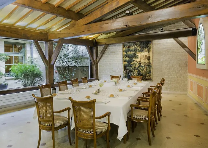 Logis Restaurant Le Dauphin Et Le Du Prieure Otel 3*