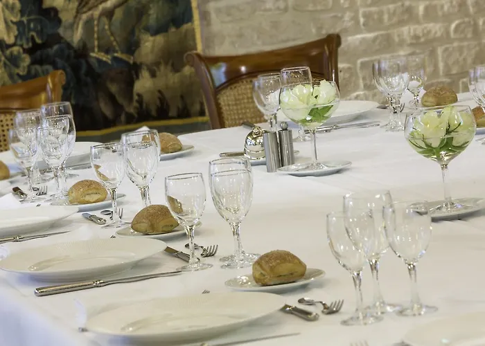 Logis Restaurant Le Dauphin Et Le Du Prieure Otel