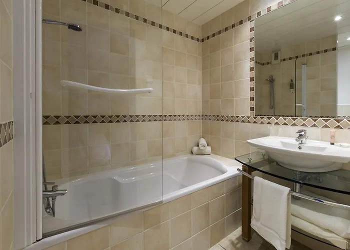 Logis Restaurant Le Dauphin Et Le Du Prieure 3*