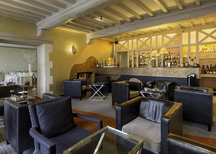 Otel Logis Restaurant Le Dauphin Et Le Du Prieure