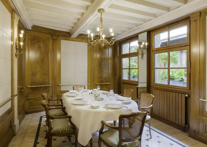 Otel Logis Restaurant Le Dauphin Et Le Du Prieure Caen