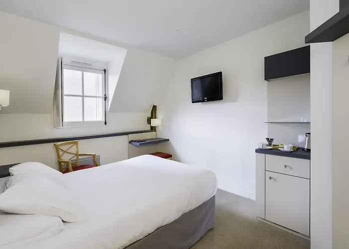 Logis Restaurant Le Dauphin Et Le Du Prieure Otel Caen