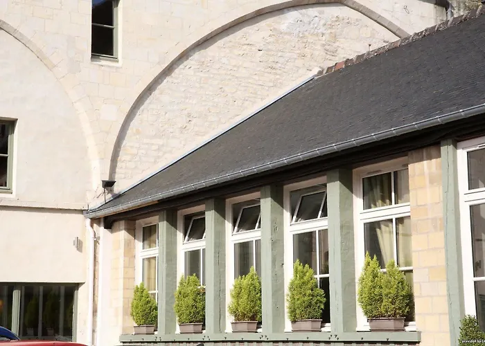 Logis Restaurant Le Dauphin Et Le Du Prieure 3*