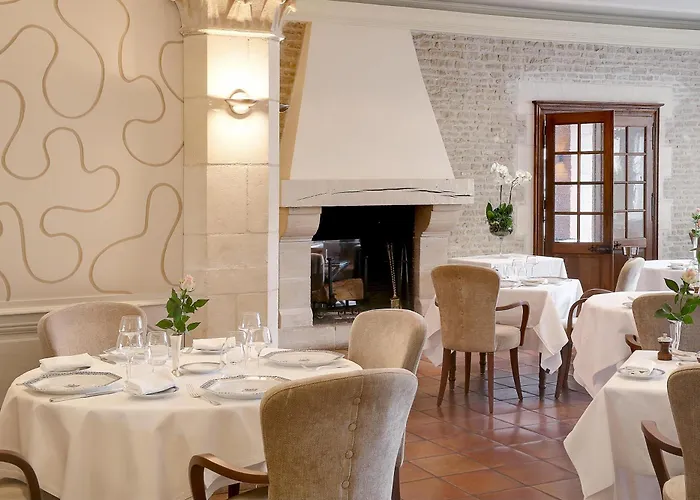 Otel Logis Restaurant Le Dauphin Et Le Du Prieure 3*