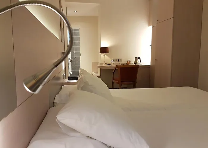 Logis Restaurant Le Dauphin Et Le Du Prieure 3* Caen