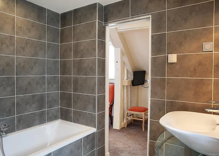 Logis Restaurant Le Dauphin Et Le Du Prieure Otel Caen