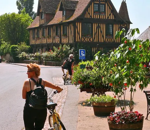Logis Restaurant Le Dauphin Et Le Du Prieure Otel Caen
