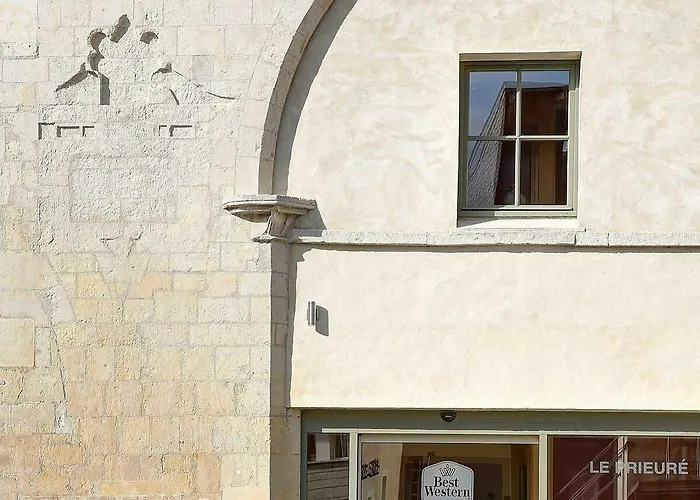 Logis Restaurant Le Dauphin Et Le Du Prieure Otel